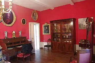 Le petit salon rouge.