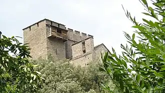 Vue du donjon et de la chapelle depuis le chemin d'accès.