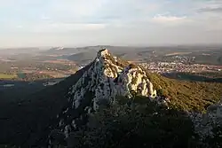 Face ouest du château, Saint-Mathieu en arrière-plan à droite.