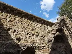 Détail d'une courtine du bas-château.