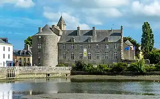 Château de Pont-l'Abbé vu depuis la salle de spectacle Le Triskell (au premier plan, l'étang de Pont-l'Abbé)