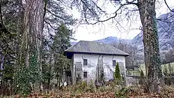 Le moulin du domaine du château des Allues, au bord du torrent