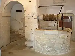 Grand puits avec un seul seau