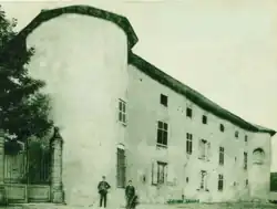 Façade Est du château féodal avant sa destruction en 1914. Les personnages sont les frères Kessler, agents immobiliers et derniers propriétaires