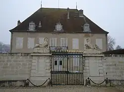 Château de Menthon : Ce château élevé au XVIIIe&nbsp;siècle par la famille Richardot contient de nombreux décors créés par le sculpteur Attiret. Il est classé monument historique