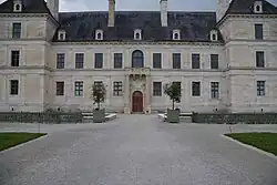 La façade Nord donnant sur le pont-levis disparu du XVIIe&nbsp;siècle.