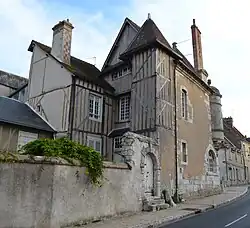 Maison du XVIe&nbsp;siècle à l'angle de la rue de la Cuirasserie et de la rue des Huileries.