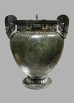 Cratère de Vix, années 530. Bronze, H. 163&nbsp;cm. Musée du Pays châtillonnais