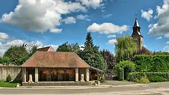Le lavoir-abreuvoir et l'église.