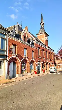 La mairie et son beffroi vus de l'ouest.