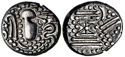 Pièce de monnaie Chaulukya-Paramara, vers 950-1050 de notre ère. Représentation stylisée des pièces de la dynastie Chavda : Buste de style indo-sassanien à droite ; pastilles et ornements autour / Autel du feu stylisé ; pastilles autour.