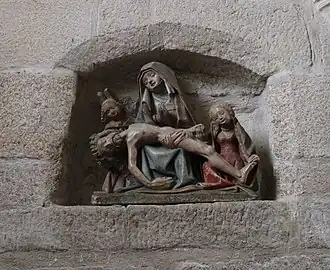 Groupe sculpté: Vierge de Pitié antree sainte Madeleine et un ange.