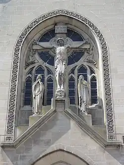 L'église Saint-Martin, calvaire de la façade.