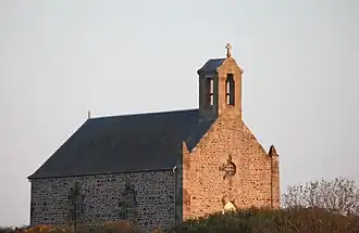 La chapelle face au soleil couchant.