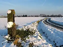 L'ancienne chaussée romaine en hiver (rue du Fouly).