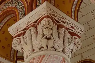 Chapiteau VII. Sphinx à cotte de mailles.