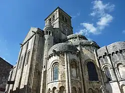 La collégiale Saint-Pierre (débutée au XIe&nbsp;siècle) est représentative de l'art roman.