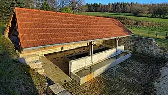 Le lavoir-abreuvoir de la Lotière.