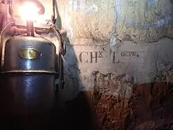 Inscription mentionnant la provenance de la chaux constitutive des joints de ce mur de consolidation dans les Catacombes de Paris.