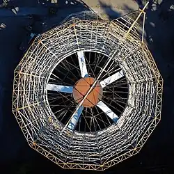 Cercle métallique gris dans lequel se trouve un plus petit cercle rouillé.