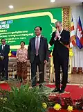 IL. Chea Sophara (Vice-Premier ministre du Cambodge) remet au Néerlandais Björn Stenvers (PDG de la Eye Care Foundation) la distinction de Chevalier Grand-Croix du Cambodge