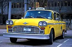 Un taxi New-Yorkais de couleur jaune.