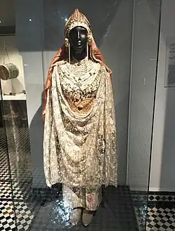 La Chedda de Tétouan (الشدة التطوانية) est un costume traditionnel marocain composée  de bijoux est d'un caftan connu localement au nom "Elbahja"[réf.&nbsp;nécessaire] , exposé au musée Bâb al oqla, Tétouan