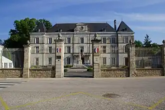 La mairie de Chef-Boutonne (hôtel Cail).