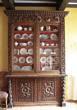 Vieux vaisselier du XIXe&nbsp;siècle