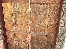 Bois sculptés sur l'un des trônes, emblèmes royaux et symboles traditionnels