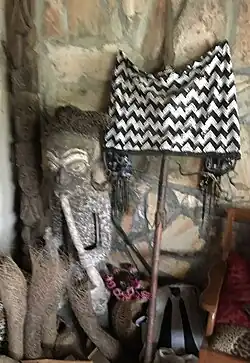 Epées, cannes, statuettes, cloches en fer forgé ; ensemble de matériel rituélique pour cérémonies