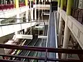 Les escaliers mécaniques à l'intérieur du centre.