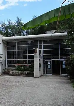 Entrée avec le carillon.