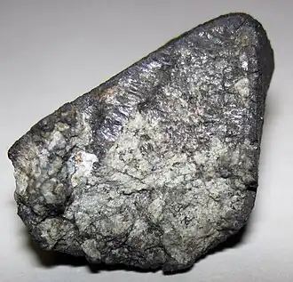 Une météorite pierreuse de type chondrite (météorite de Tcheliabinsk).
