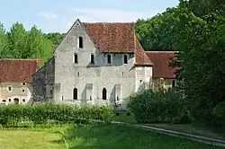 Photographie en couleurs d'une église à plusieurs étages.