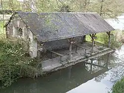 Vue d'un hangar ouvert sur un cours d'eau