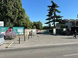 Vue arrière de la piscine de Marville à Saint-Denis (devant laquelle Ricky discute avec Durieux).
