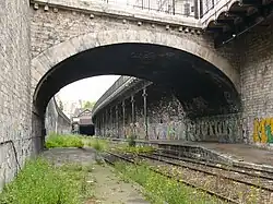 Quais, au niveau de la voie ferrée depuis l'est du pont de la rue Vauvenargues.