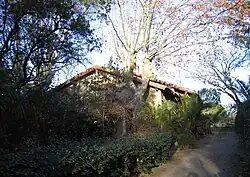 Ancienne gare de Valros, aujourd'hui transformée en habitation, les rails sont encore visibles depuis l'Avenue du Petit Train.