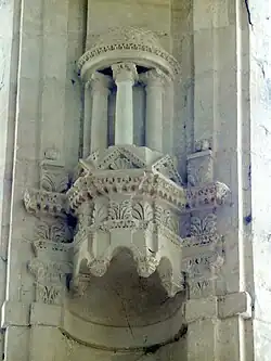 Abside, dais de la niche à gauche de la baie d'axe.