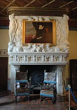 Cheminée avec le portrait deCatherine de Médicis par Sauvage.