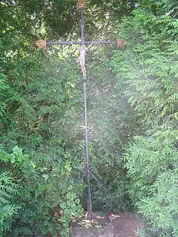 Calvaire situé sur le bord de la D 90.