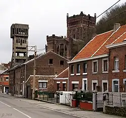 Belles-fleurs du charbonage du Hasard à Cheratte : à droite, puits no&nbsp;1 en briques de style néomédiéval et à gauche puits no&nbsp;3 en béton.