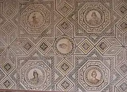 Mosaïque romaine à décor géométrique retrouvée dans la cité antique Césarée de Maurétanie en Algérie, conservée au Musée de Cherchell.