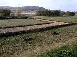 photographie en couleur de piliers d'un édifice antique