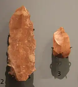 Deux lames en silex provenant de Choirokoitia (Chypre), VIIe&nbsp;millénaire&nbsp;av. J.-C. Ashmolean Museum.