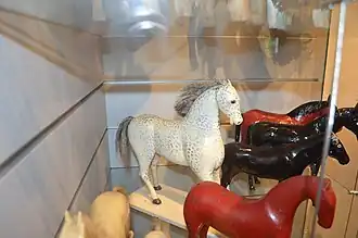 Chevaux de bois sculptées (début du XXe&nbsp;siècle).