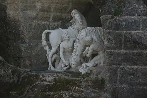 Chevaux du soleil, sur la gauche du bosquet.