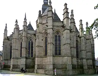 Photo montrant un chevet d'église gothique tardif, avec des chapelles rayonnantes et au-dessus le haut chœur puis le clocher construit sur la croisée du transept.