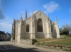 Chevet plat, épaulé de quatre contreforts couronnés de nombreux pinacles. Au milieu, une grande baie. Sur les côtés, deux petites baies.